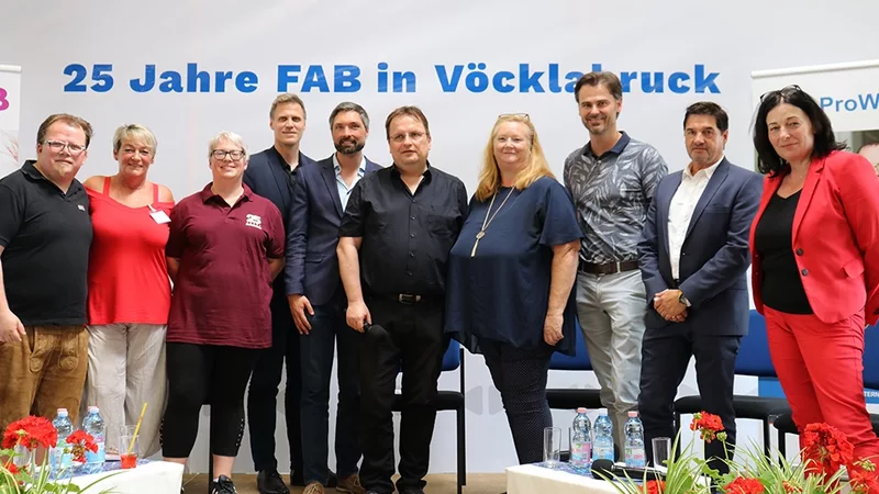 Gesprächsrunde: Gabriel Scheibl, Erna Steer, Karin Zeppezauer, Mag. Dr. Johannes Beer (Bezirkshauptmann Vöcklabruck), DI Peter Schobesberger (Bürgermeister Vöcklabruck), Mag. Günther Dachs (Geschäftsfeldleitung Sozialbetriebe und ProWork), Karin Gerhart (Geschäftsstellenleiterin AMS Vöcklabruck), Christian Nußdorfer (Betriebsleitung, S. Spitz GmbH) Johannes Permanschlager (E. Hawle Armaturenwerk GmbH) und Mag.a Silvia Kunz (Geschäftsführerin FAB)